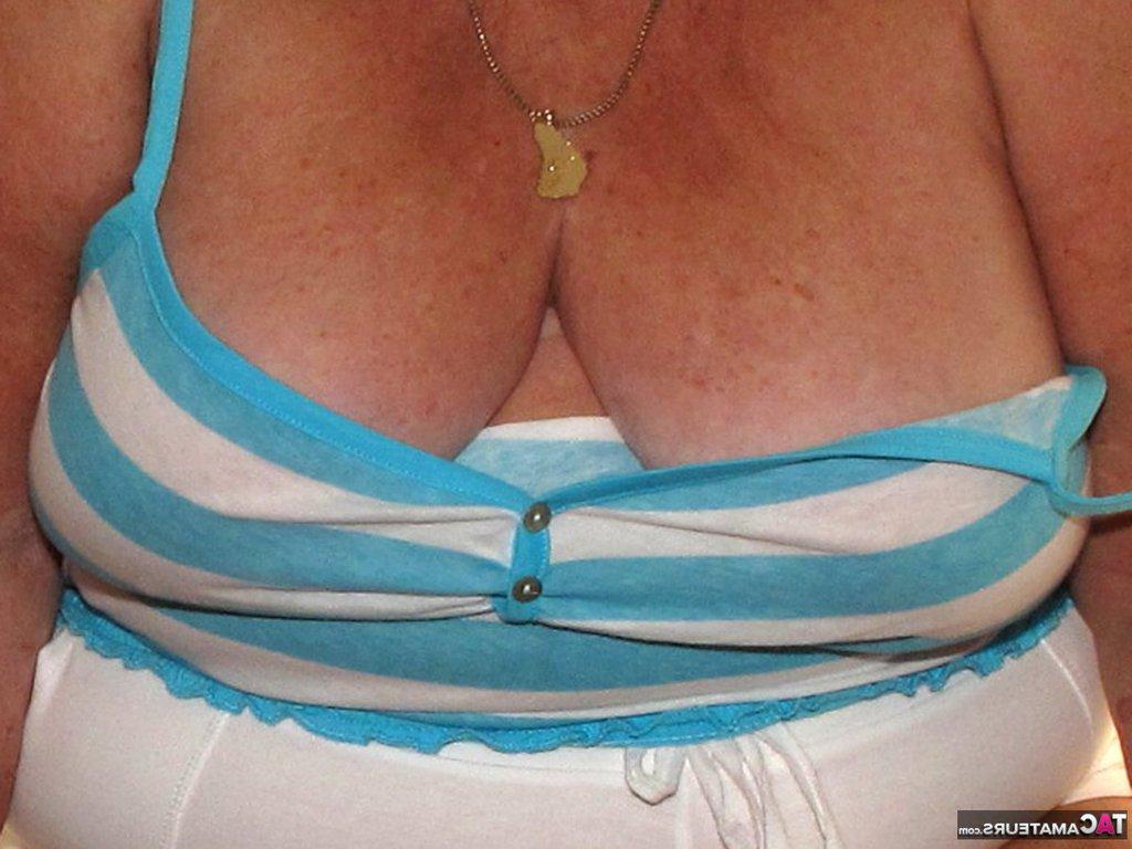 20P La grand-mère amateur britannique Libby se crème la chatte après s'être nue sur un rebord de fenêtre.