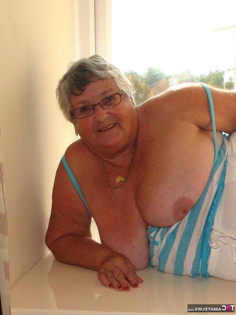 20P La grand-mère amateur britannique Libby se crème la chatte après s'être nue sur un rebord de fenêtre.