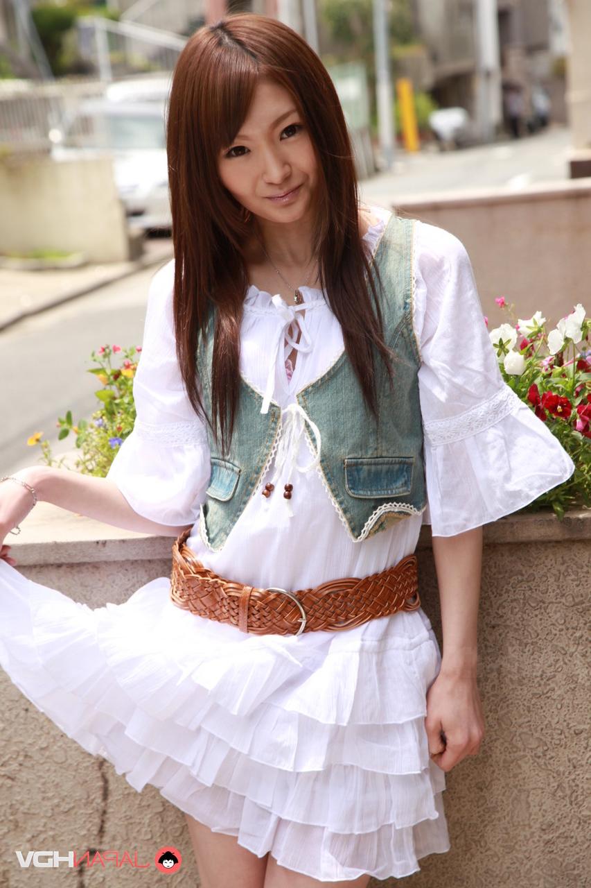 15P A linda japonesa Rina Serizawa revela seus seios firmes enquanto se despe