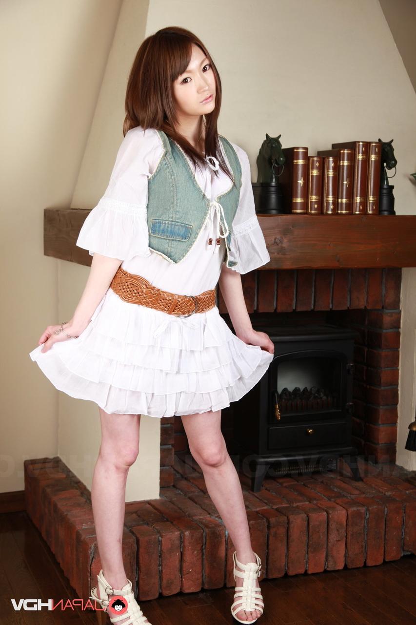 15P A linda japonesa Rina Serizawa revela seus seios firmes enquanto se despe