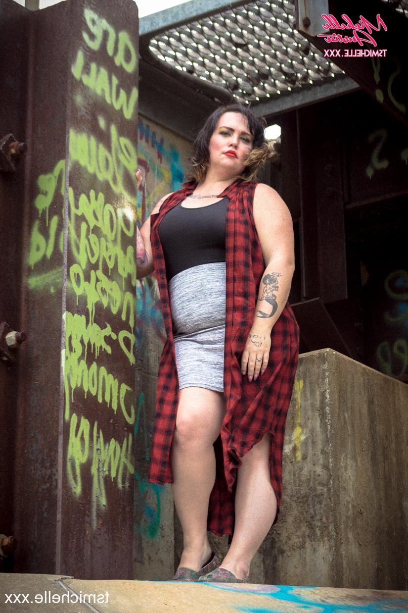 14P A travesti gordinha Michelle Austin revela seu pau pequeno em um strip-tease sexy
