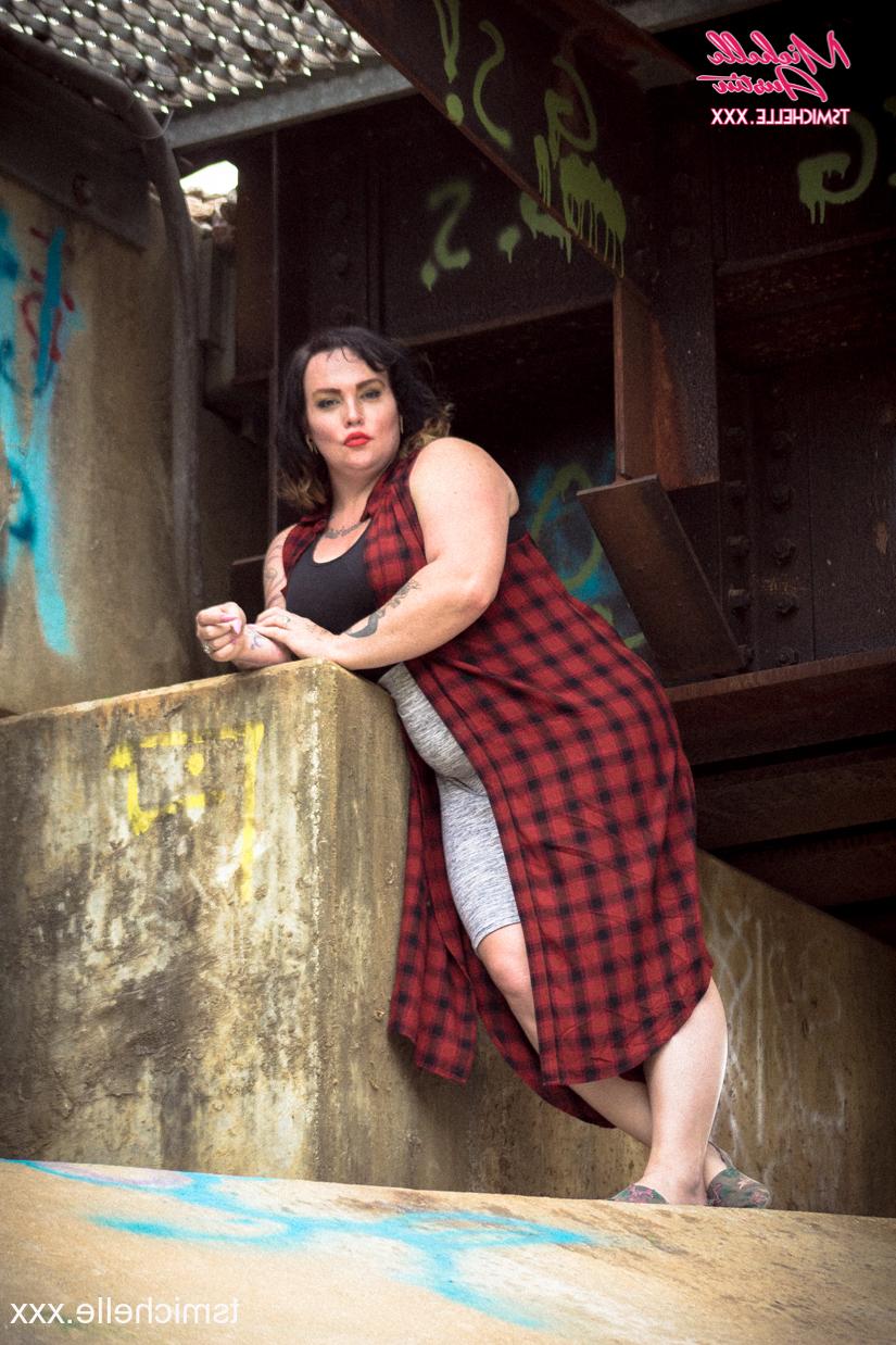 14P A travesti gordinha Michelle Austin revela seu pau pequeno em um strip-tease sexy