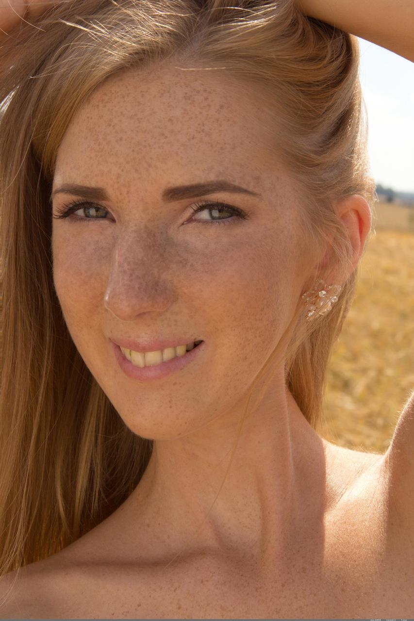 20P Das dünne Babe Lera F neckt sich völlig nackt mit ihren runden Titten im Freien