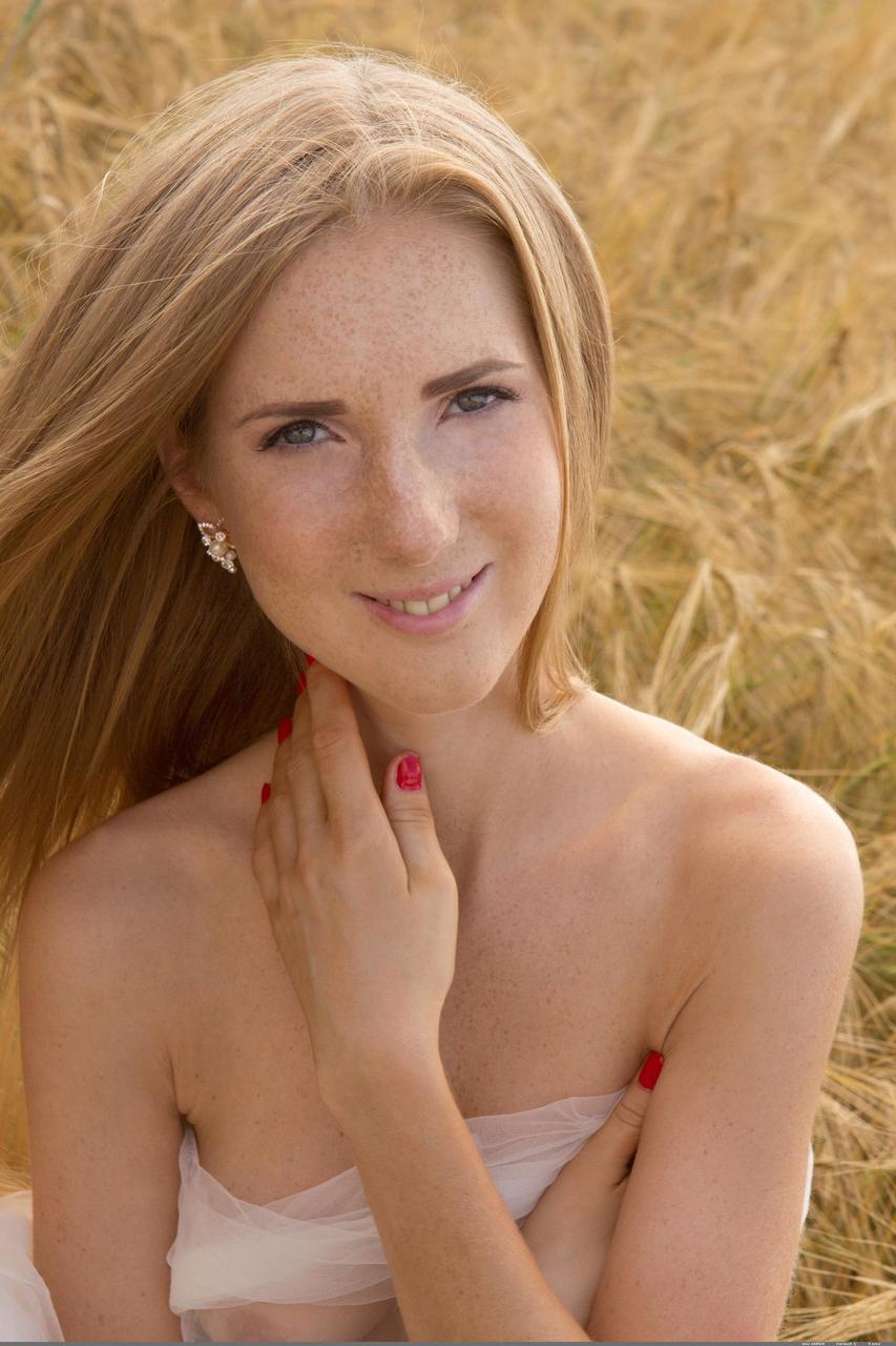 20P Das dünne Babe Lera F neckt sich völlig nackt mit ihren runden Titten im Freien