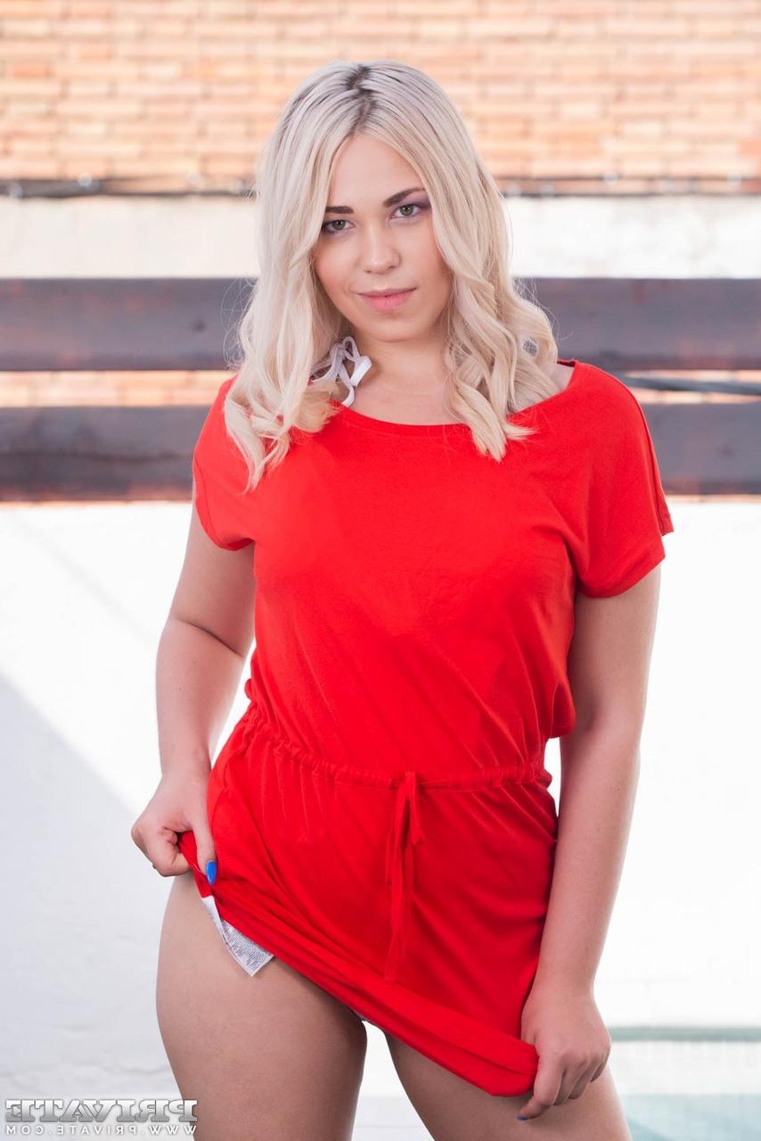 12P Les blondes Selvaggia et Gina Gerson sucent une grosse bite lors d'une baise à trois.