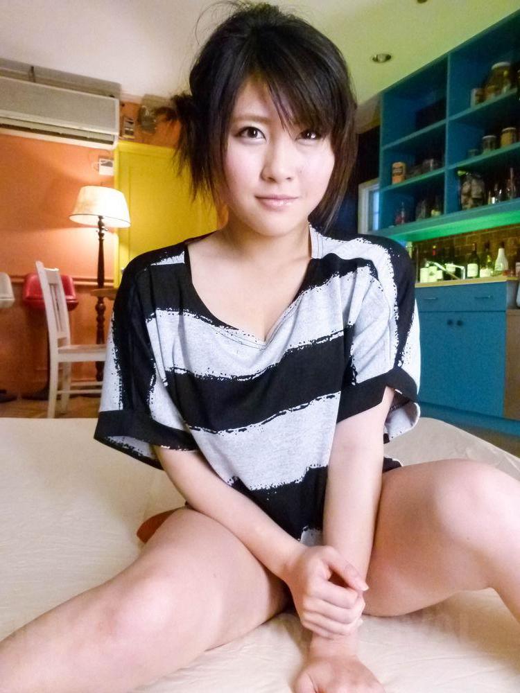 16P La Japonaise Kyouka Mizusawa a des relations sexuelles avec deux garçons à la fois sur un matelas