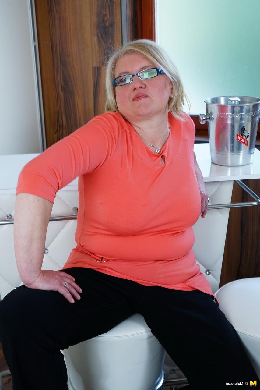 16P Femme au foyer mature et lourde garde ses lunettes tout en se déshabillant