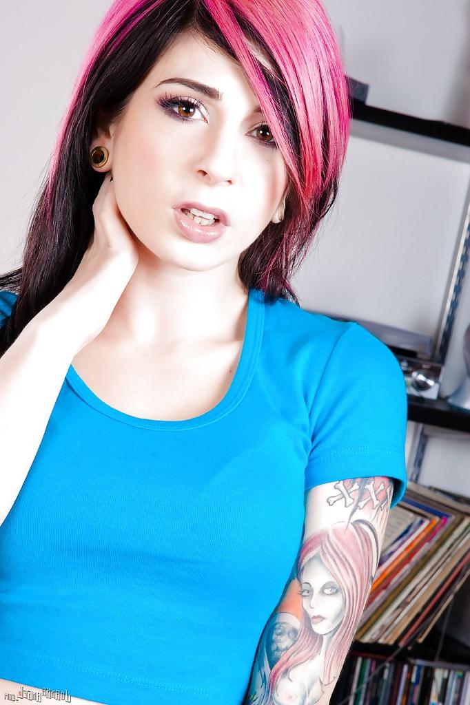 16P La punk amateur Joanna Angel se déshabille devant la caméra avec ses chaussettes sexy.