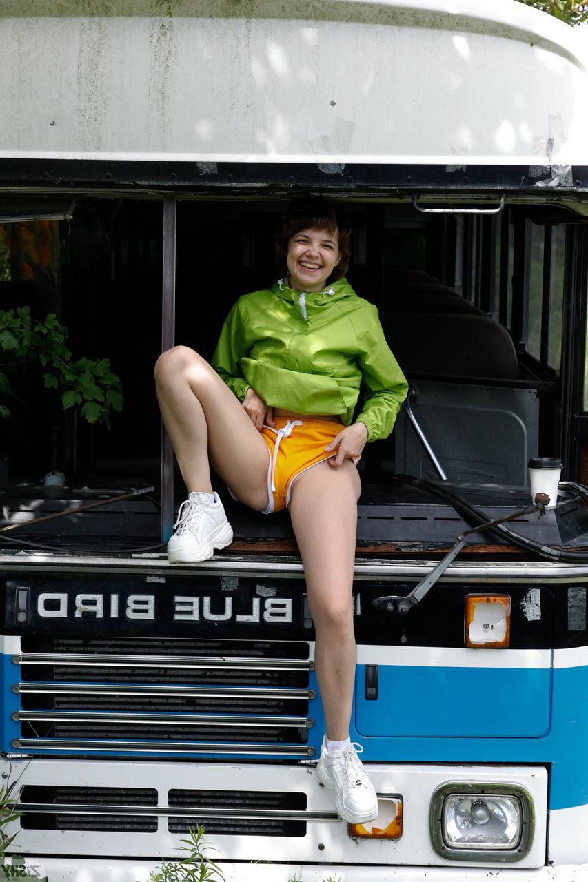 13P Gata amadora mostra seus peitos pequenos, boceta aparada e bunda gostosa ao ar livre e em um ônibus