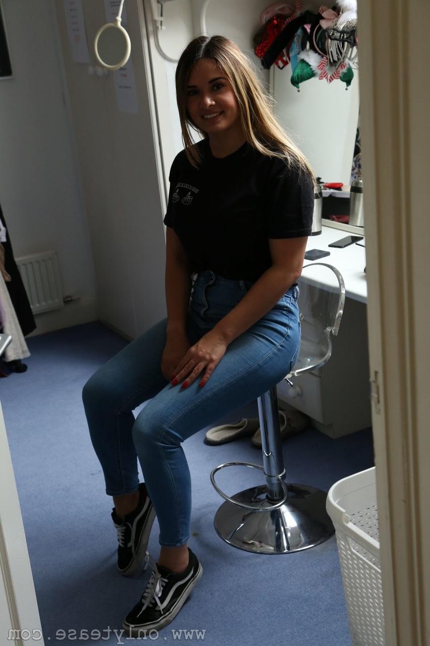 20P Verspielte Teenager-Amateurmodels posieren in sexy Kostümen und Dessous
