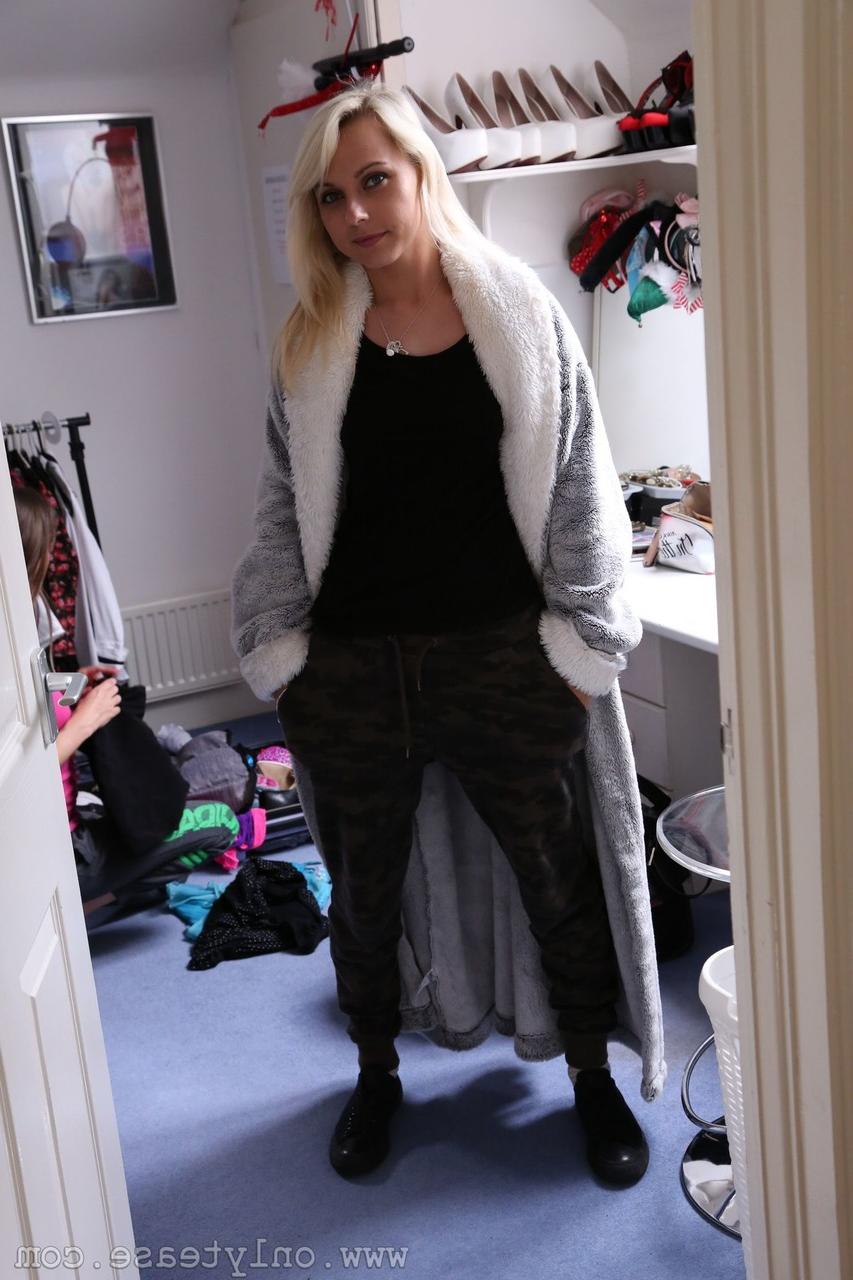 20P Verspielte Teenager-Amateurmodels posieren in sexy Kostümen und Dessous