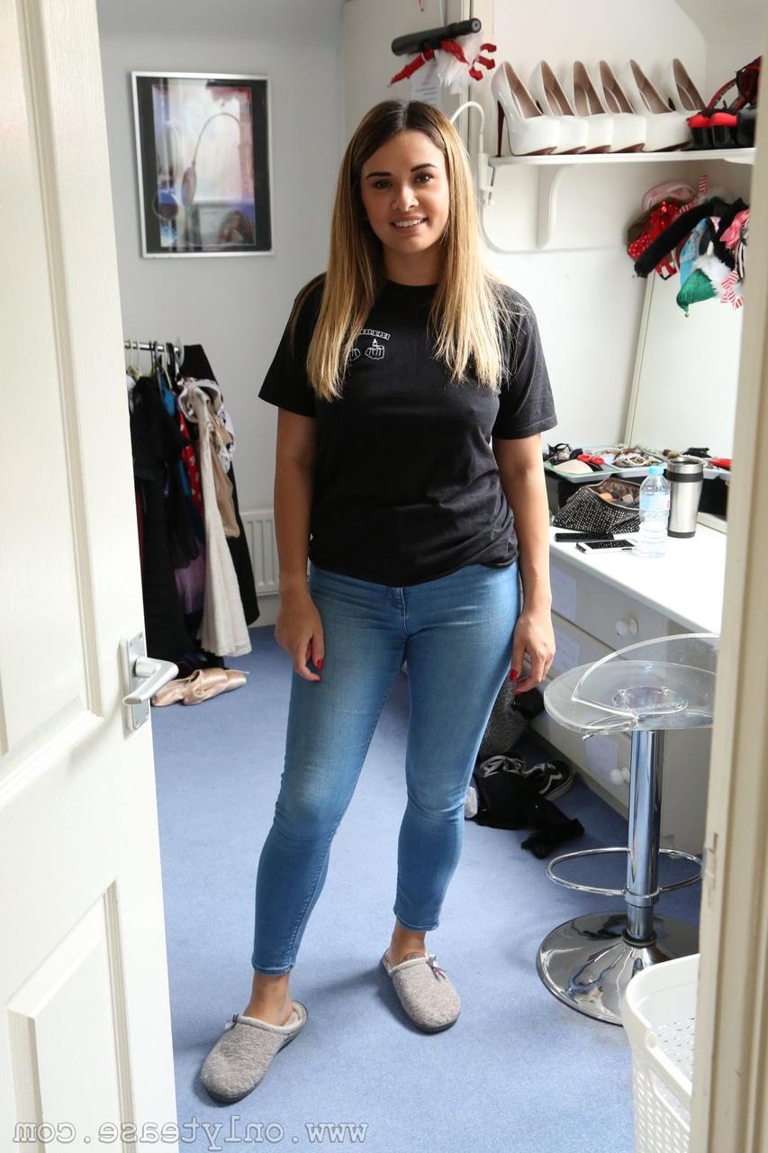 20P Verspielte Teenager-Amateurmodels posieren in sexy Kostümen und Dessous