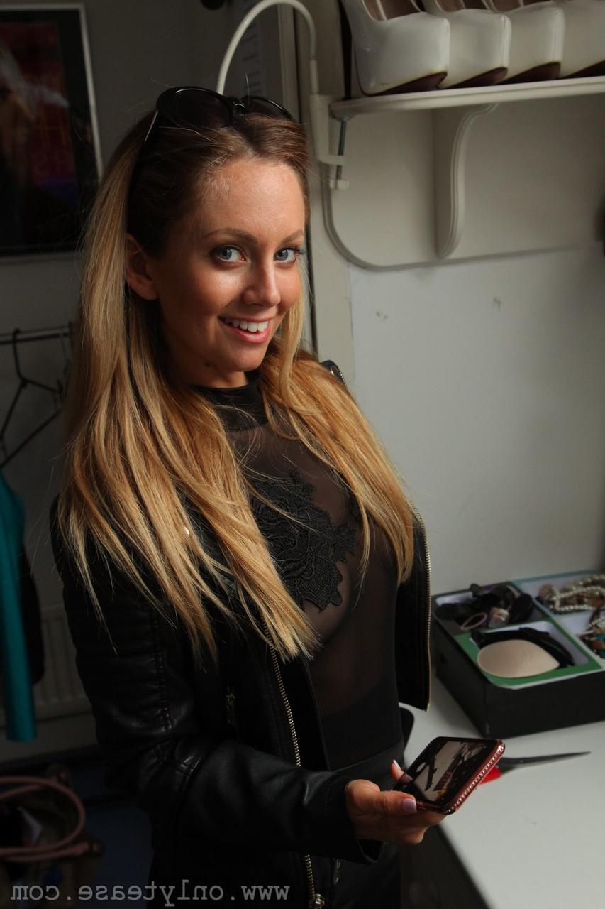 20P Verspielte Teenager-Amateurmodels posieren in sexy Kostümen und Dessous