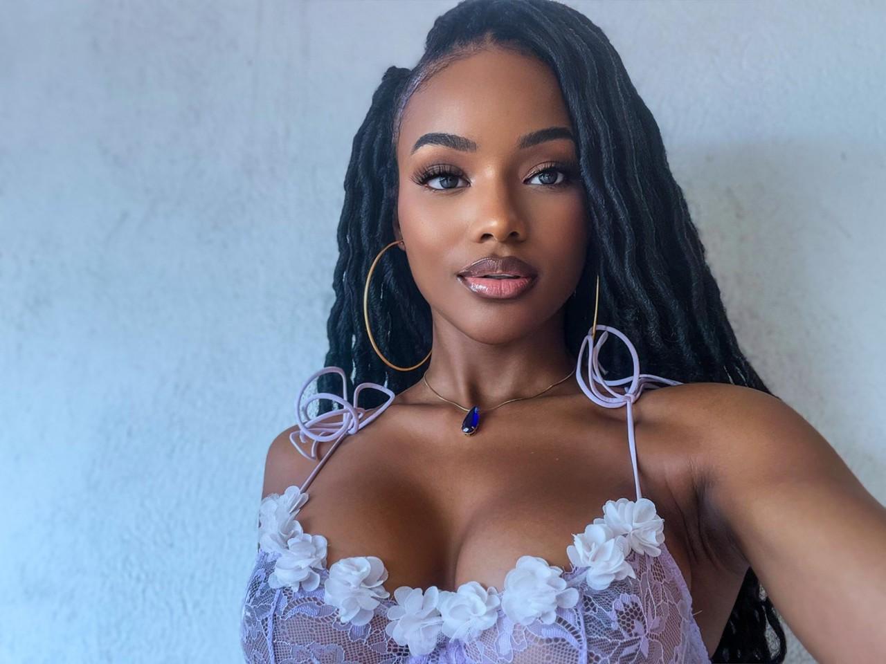 10P Larissa Siilva, une webcam sexy d'OnlyFans, montre son corps impeccable dans de la lingerie sexy.
