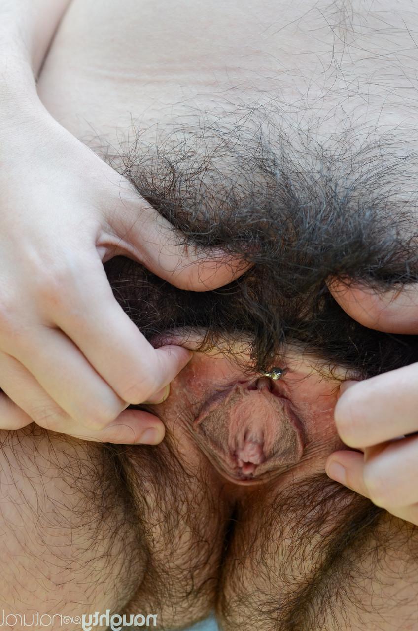 20P La belleza amateur harley hex muestra su cuerpo peludo mientras se desnuda en la naturaleza