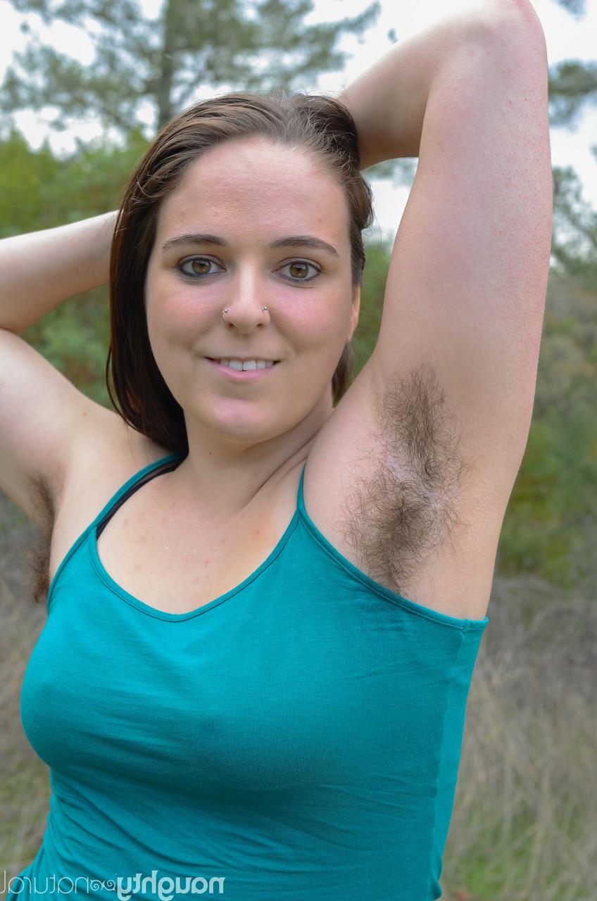 20P La belleza amateur harley hex muestra su cuerpo peludo mientras se desnuda en la naturaleza