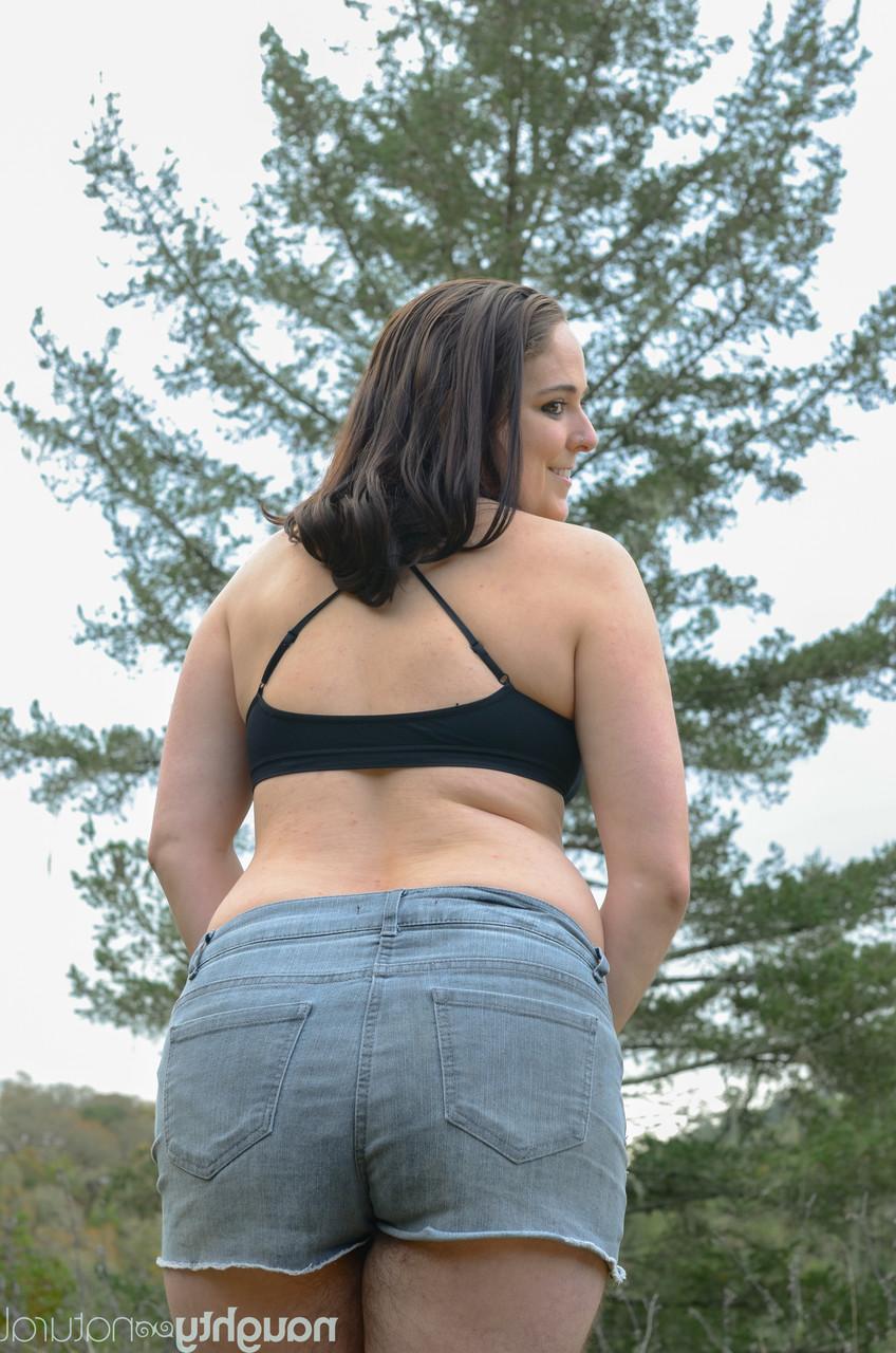 20P La belleza amateur harley hex muestra su cuerpo peludo mientras se desnuda en la naturaleza