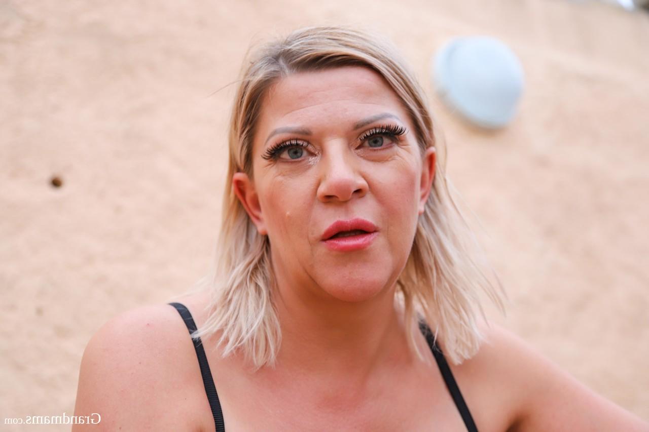 20P Die blonde Oma Ann Bazuka entblößt ihre Titten und masturbiert auf den Stufen im Freien