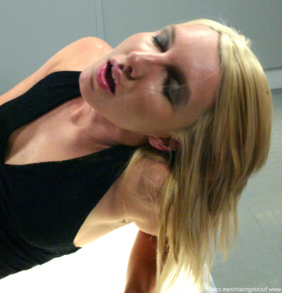 17P Las lesbianas rubias jolene y lorelei lee sacan los juguetes sexuales para correrse