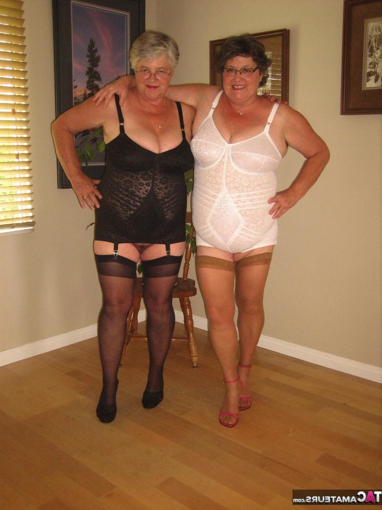20P Die fette Nan Girdle Goddess und ihr lesbischer Liebhaber befreien ihre Brüste in Hüfthaltern