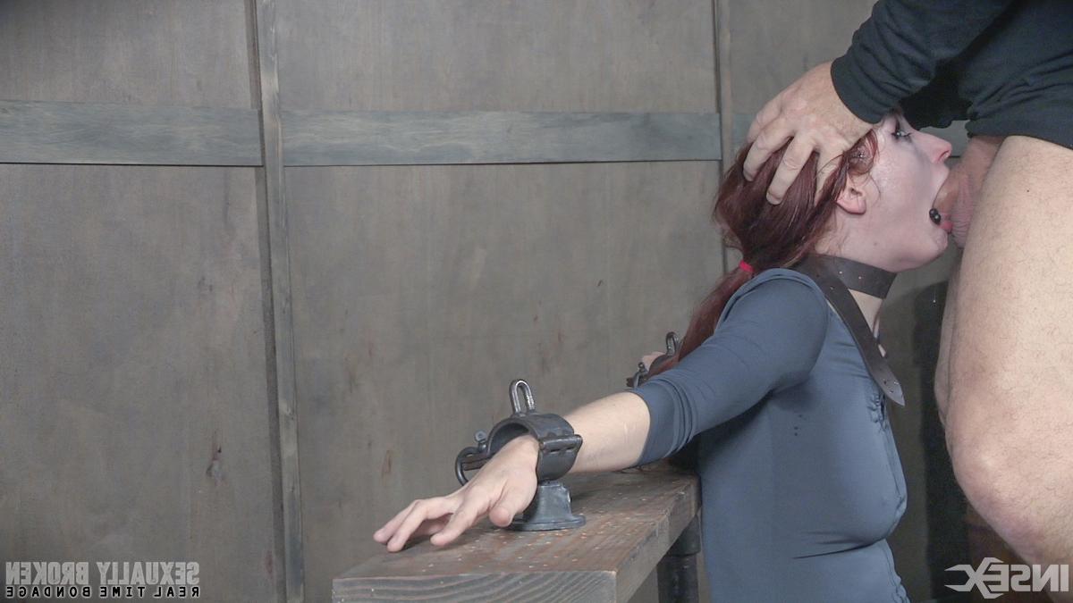 15P 青白い赤毛のヴァイオレット・モンローがダンジョンで激しい喉ファックを受ける