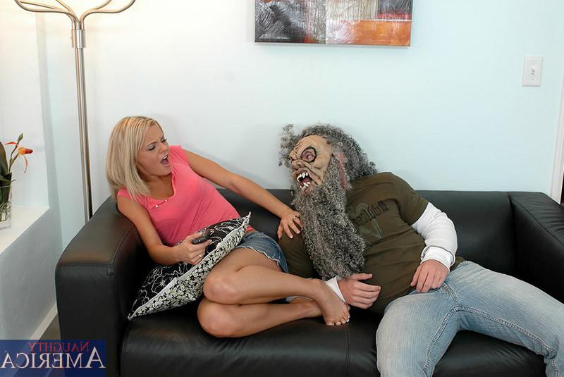 12P Die hübsche Blondine Bree Olson wird auf dem Sofa gebumst, nachdem sie Angst hatte