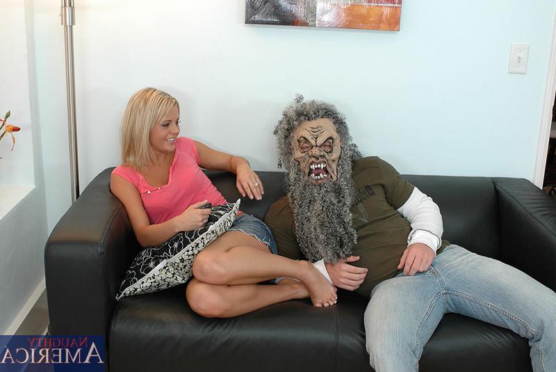 12P Die hübsche Blondine Bree Olson wird auf dem Sofa gebumst, nachdem sie Angst hatte