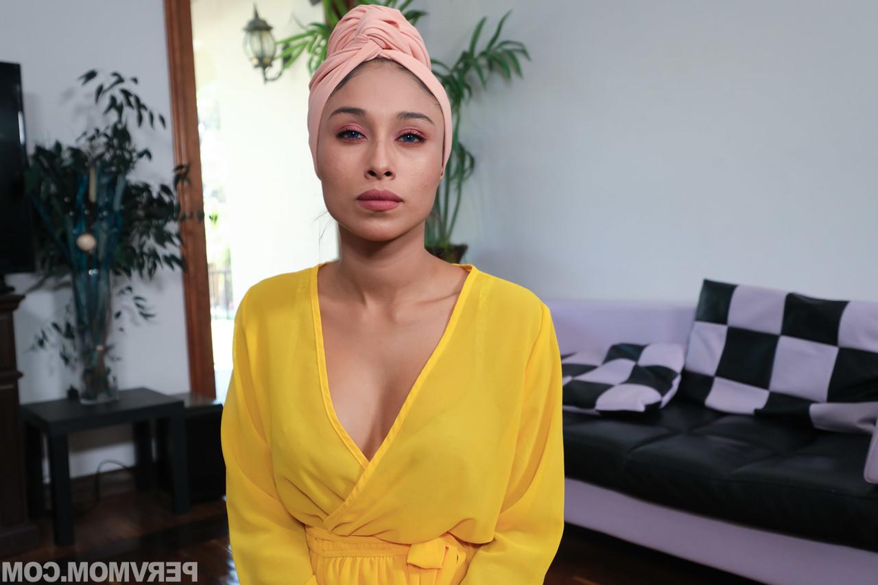 20P Die sexy MILF Cali Lee präsentiert ihren geilen Arsch und nimmt in heißen Dessous einen Schwanz