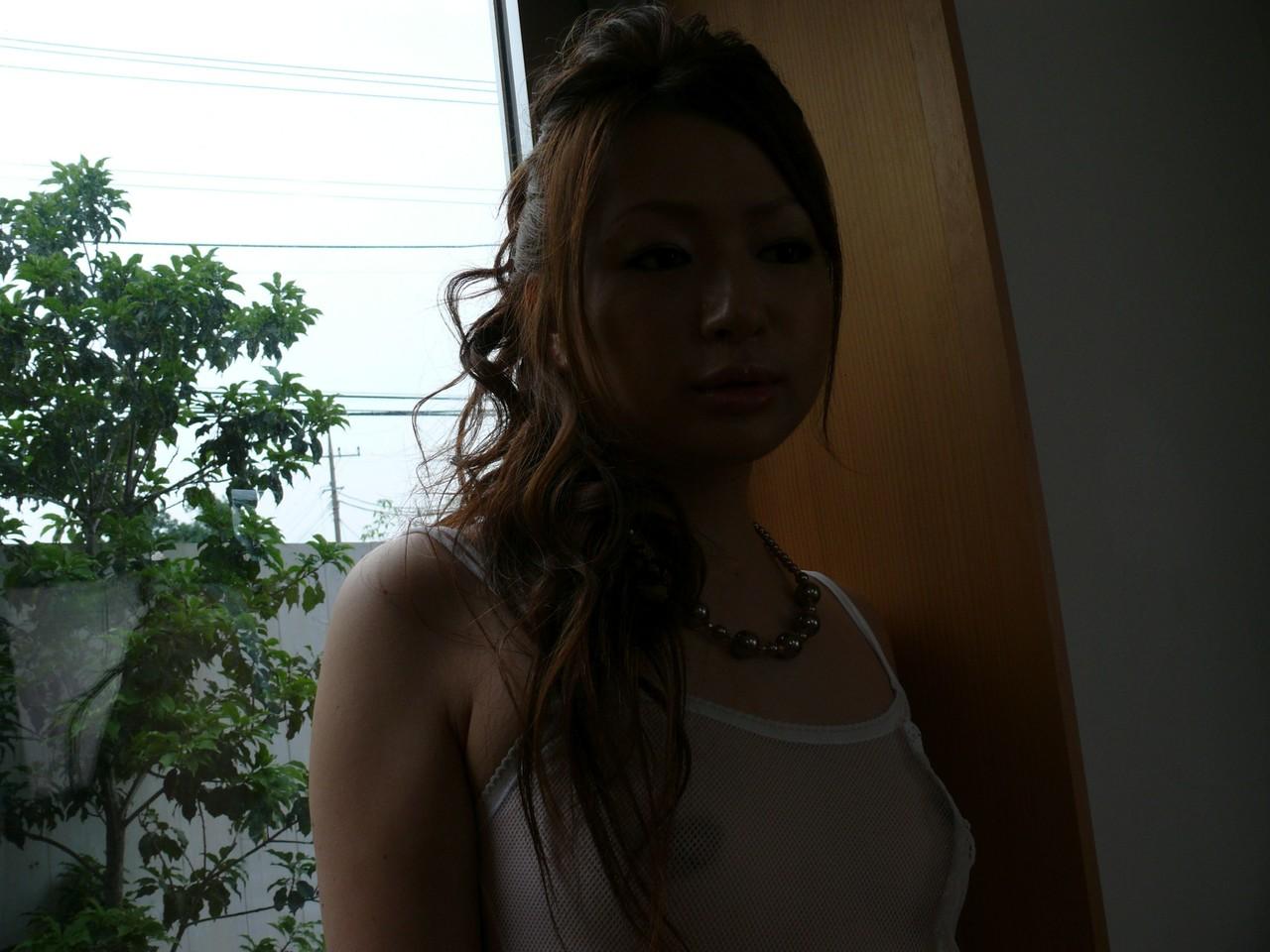 17P Die verführerische Japanerin Yukina Momose in weißen Dessous ölt ihre Muschi zum Masturbieren ein