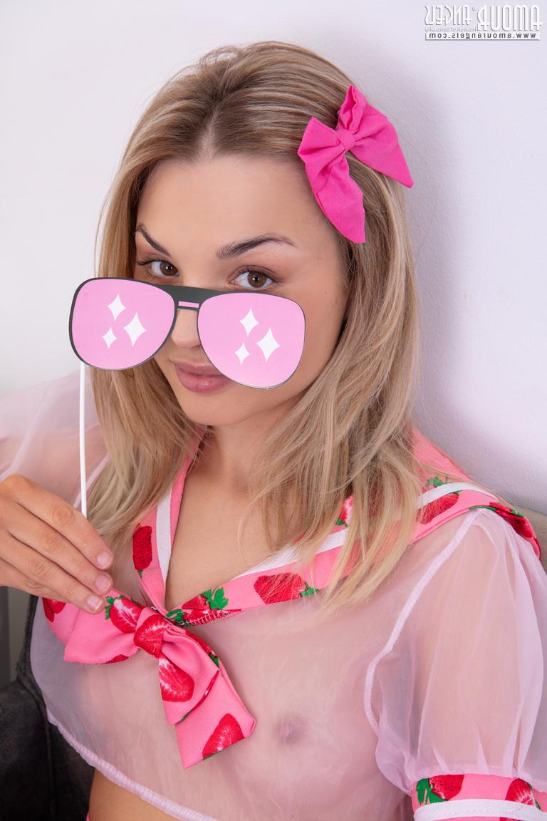 20P La adorable joven Jesika resalta su culo perfecto mientras se desnuda