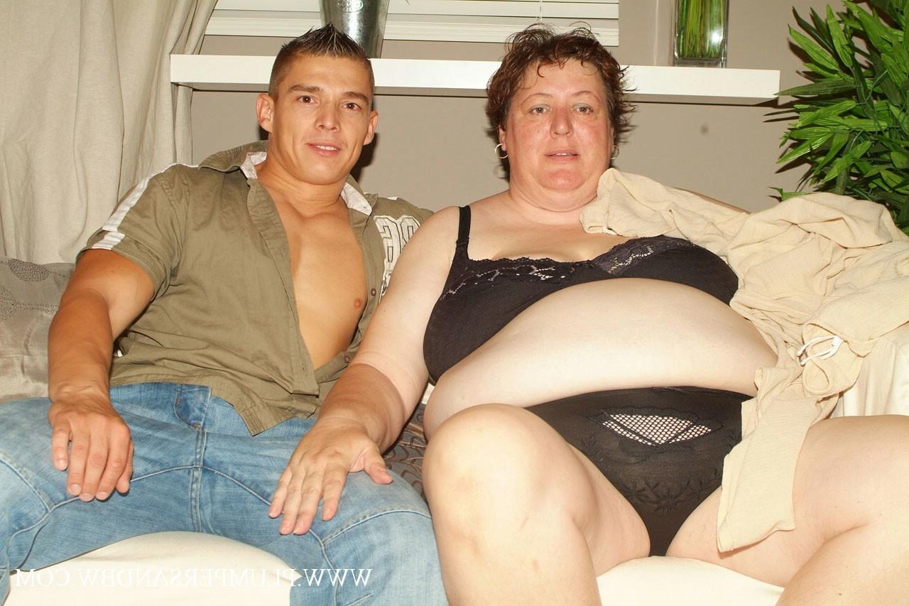 15P SSBBW chupa o pau de um menino antes de bater seu pau duro em sua buceta