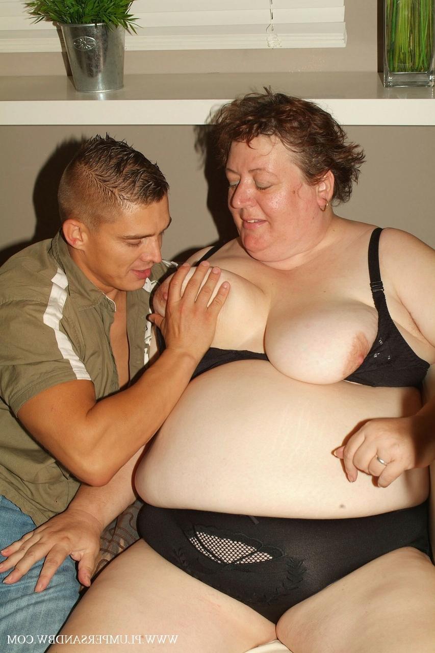 15P SSBBW chupa o pau de um menino antes de bater seu pau duro em sua buceta