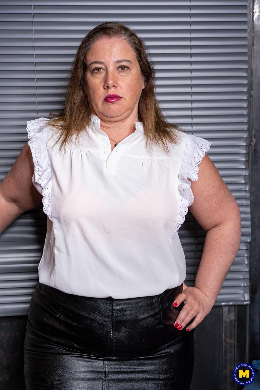 20P La BBW amateur Jeny White perd sa jupe en cuir et joue avec sa chatte.