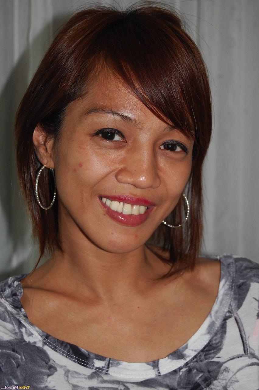 20P Das asiatische Amateur-Babe Paula Bolanos bekommt einen POV-Fick auf einem Hotelbett und posiert nackt