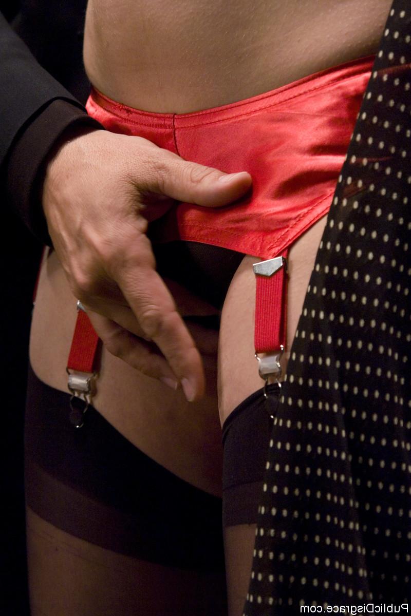 20P Der brünetten MILF Charlotte Vale werden die Hände gefesselt und ihr wird eine Ohrfeige verpasst