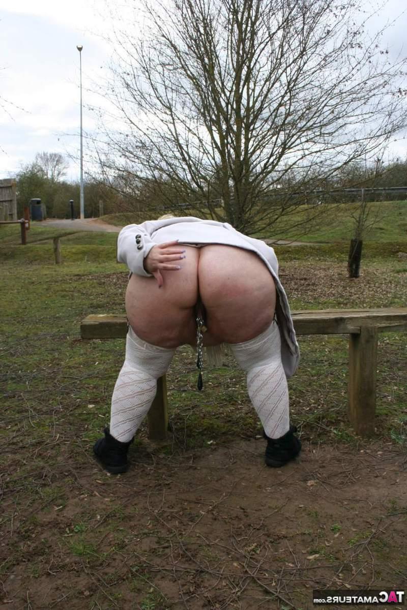16P A obesa britânica Lexie Cummings pisca enquanto está em um parque público