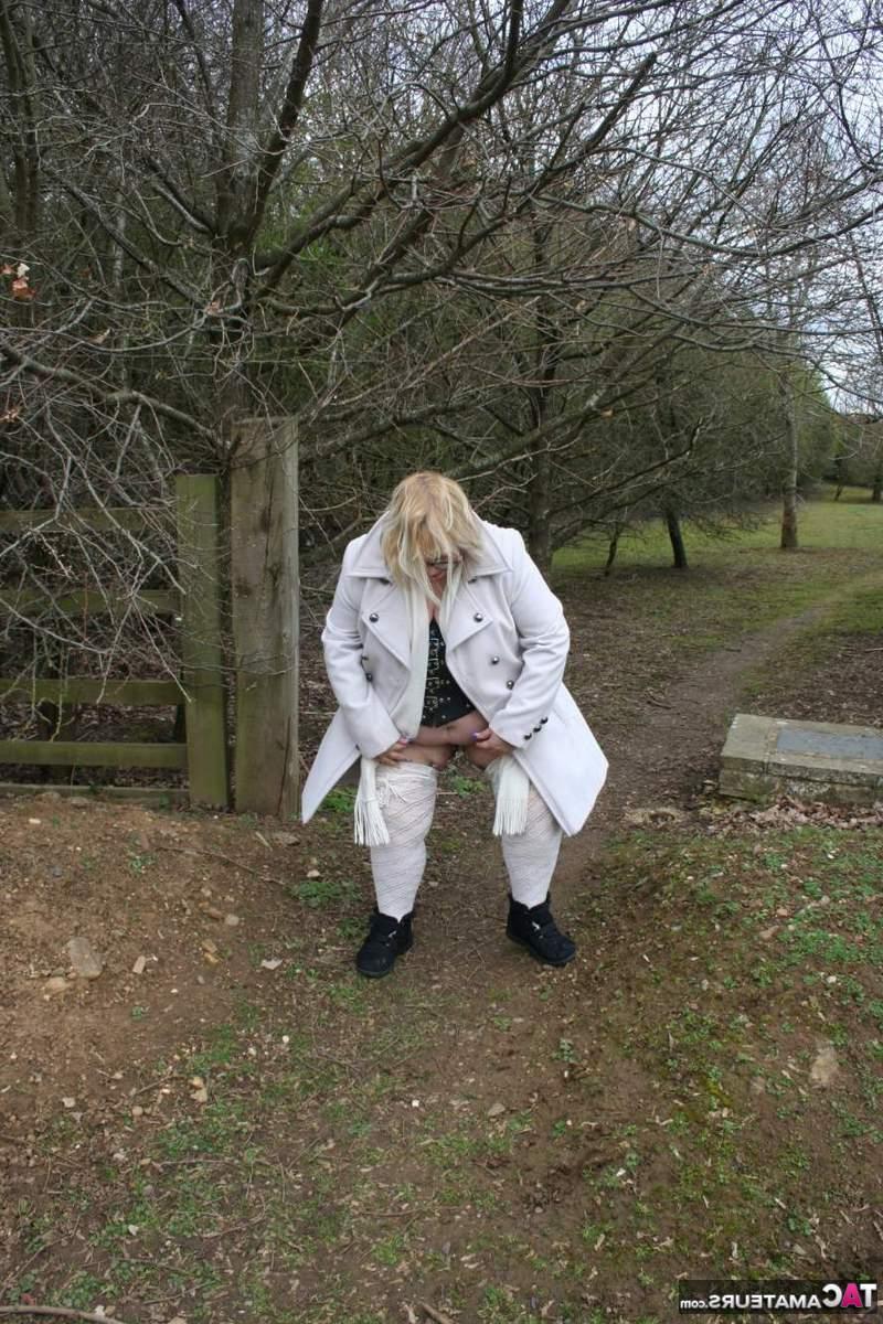 16P A obesa britânica Lexie Cummings pisca enquanto está em um parque público