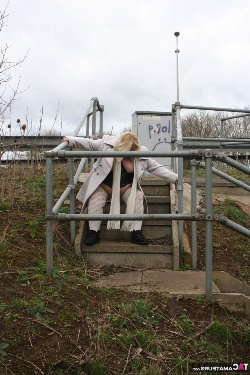 16P A obesa britânica Lexie Cummings pisca enquanto está em um parque público