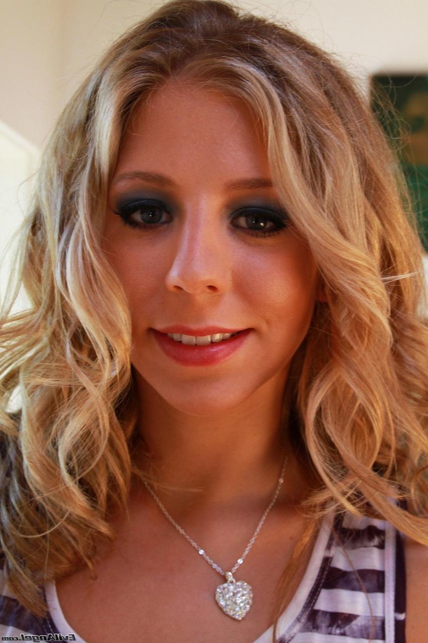 17P Loira Chastity Lynn tirando o vestido e a calcinha revelando seus peitos minúsculos