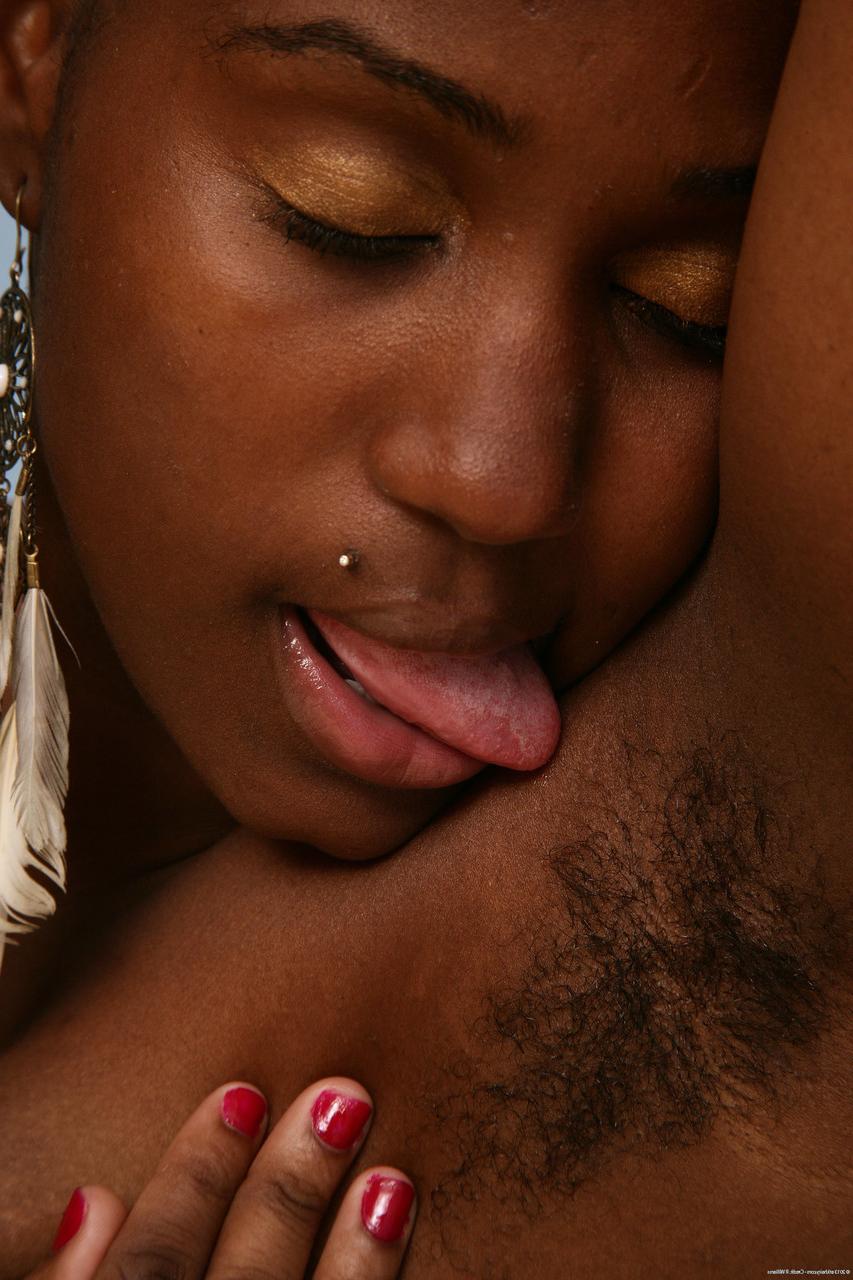 20P A adolescente gordinha de ébano Lee revela seus peitos grandes e esfrega sua buceta com piercing