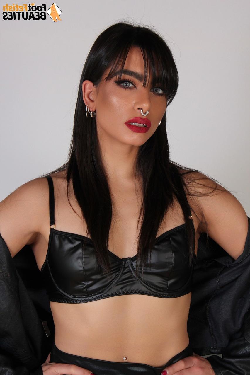 12P La morena caliente Lara libera sus hermosos pies de botas negras y calcetines de nailon