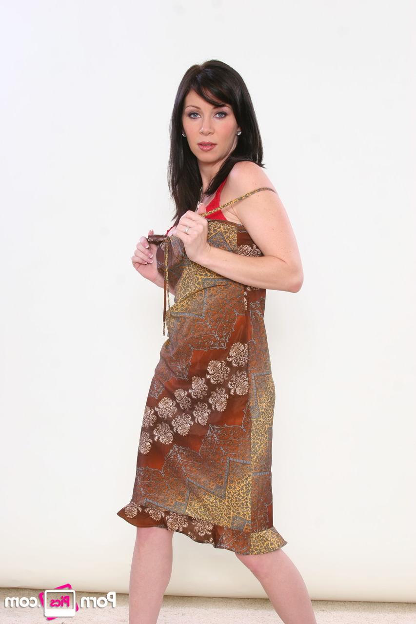 20P A morena sexy Rayveness exibe sua bunda curvilínea e peitos grandes em um strip-tease sexy
