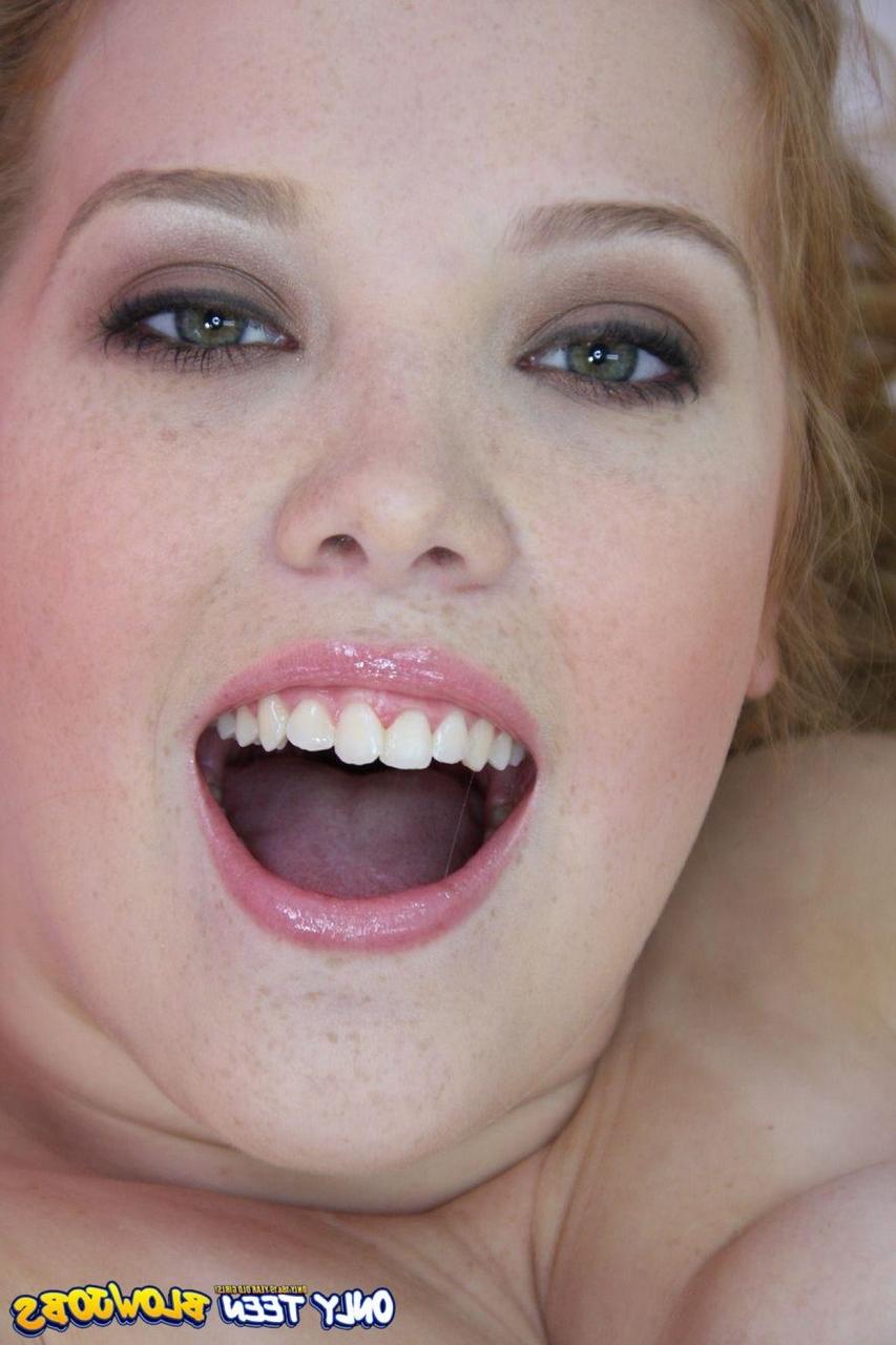 20P Adorável BBW Sierra Skye libera seus peitos grandes e dá um excelente BJ no POV