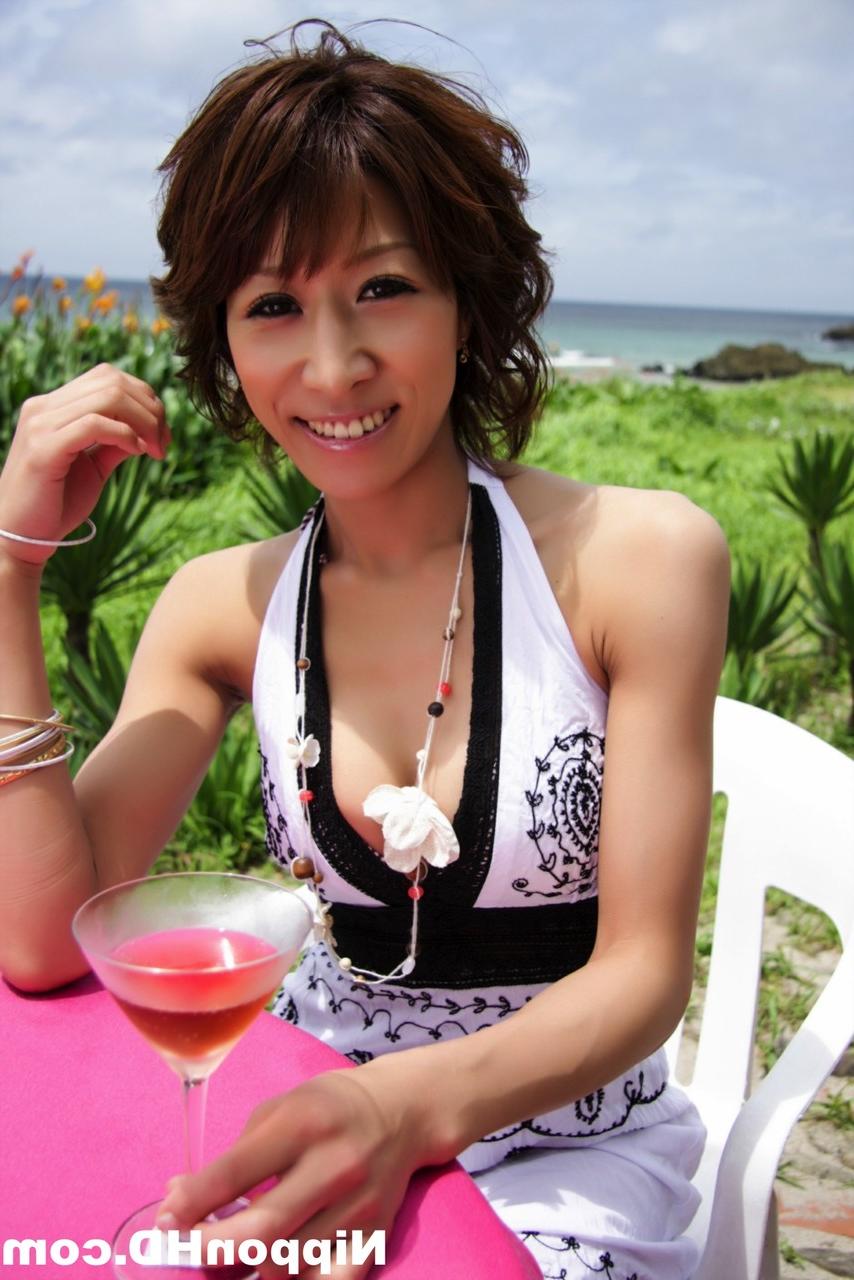 12P Une jolie japonaise affiche son décolleté autour d'un cocktail au bord de l'océan