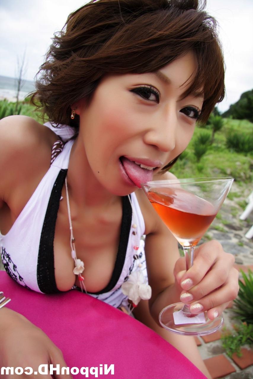 12P Une jolie japonaise affiche son décolleté autour d'un cocktail au bord de l'océan