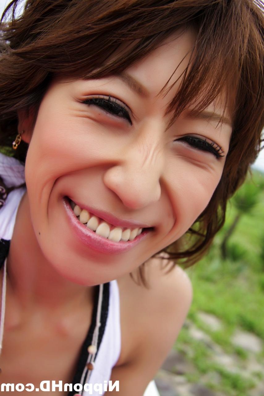 12P Une jolie japonaise affiche son décolleté autour d'un cocktail au bord de l'océan