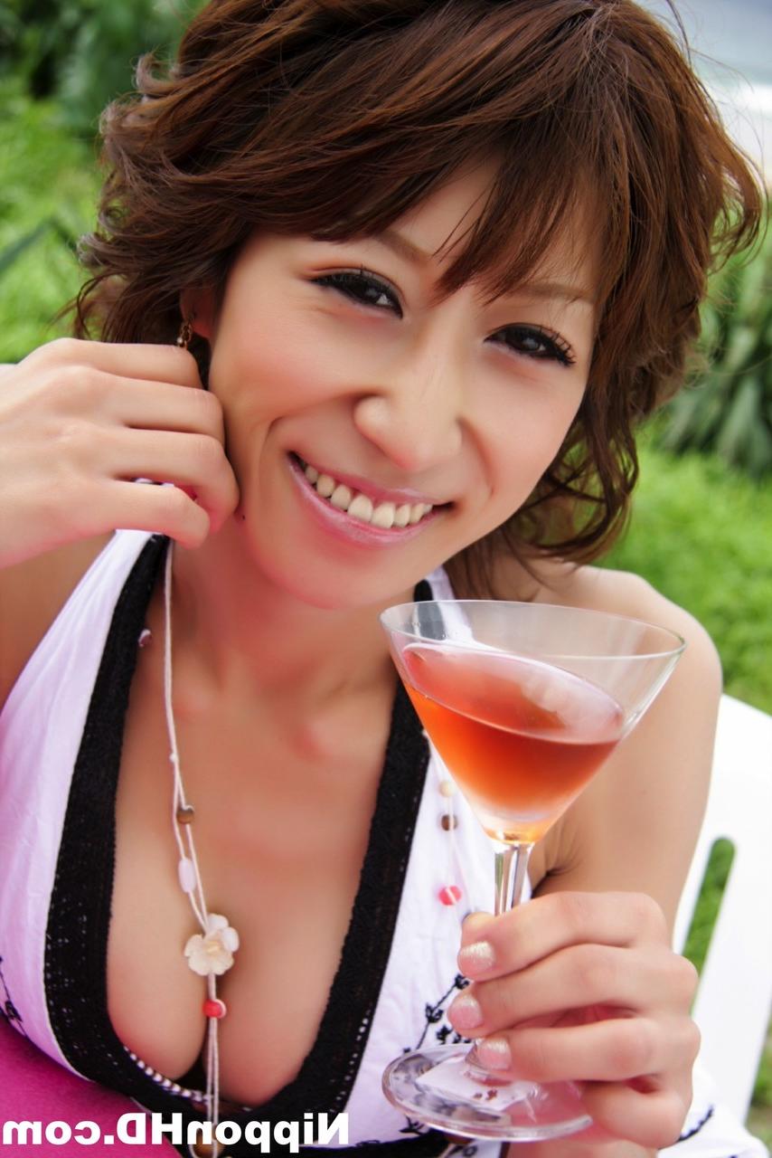 12P Une jolie japonaise affiche son décolleté autour d'un cocktail au bord de l'océan