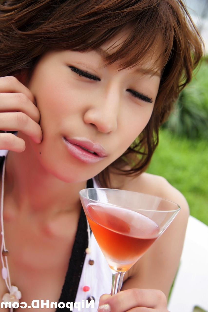 12P Une jolie japonaise affiche son décolleté autour d'un cocktail au bord de l'océan
