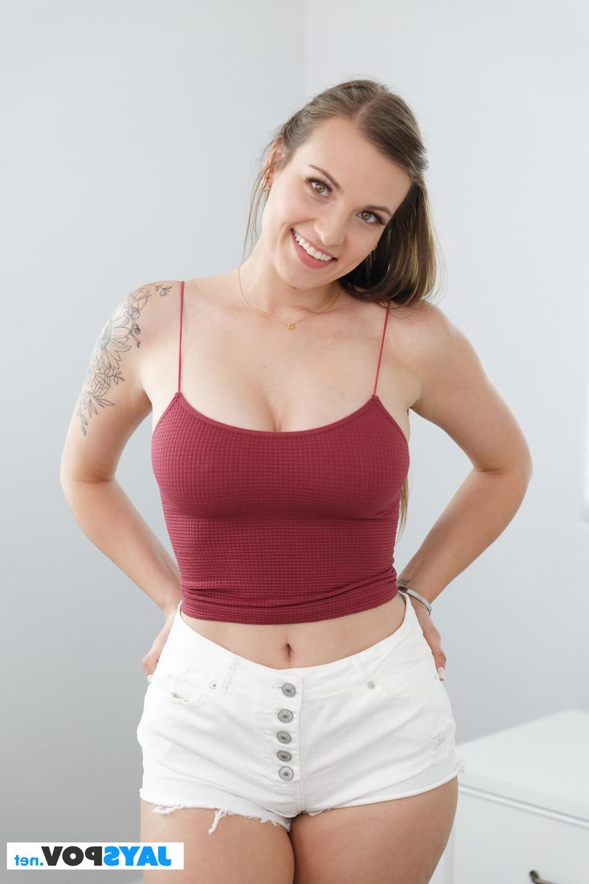 20P Das ganz natürliche Babe Kenzie Love zieht ihr heißes Top aus und zeigt ihre schönen großen Titten