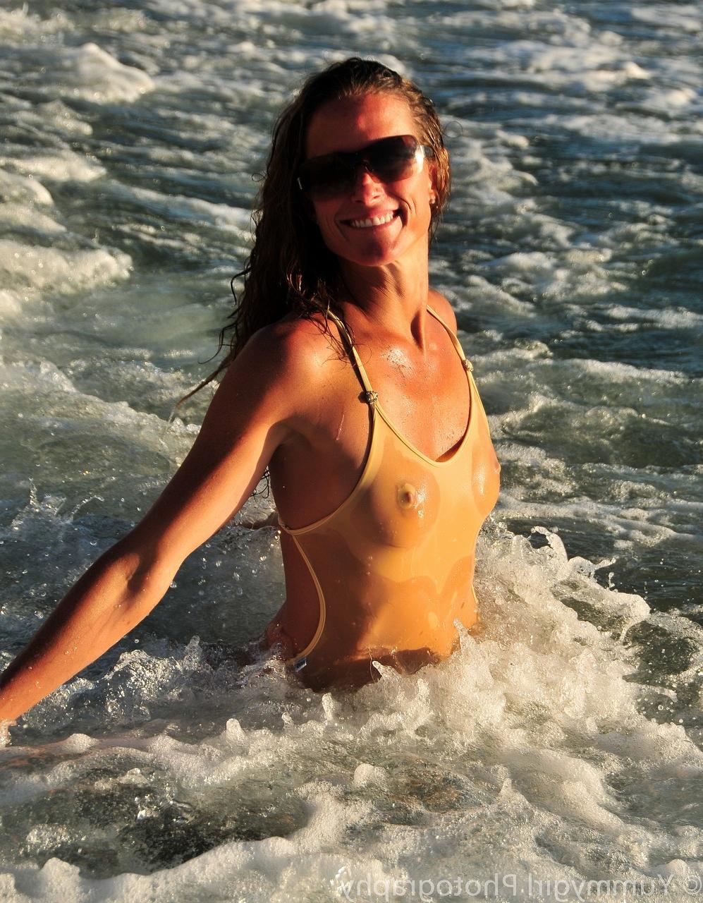 20P Fumar MILF quente Sofie Marie brincando com seus mamilos eretos em um body molhado